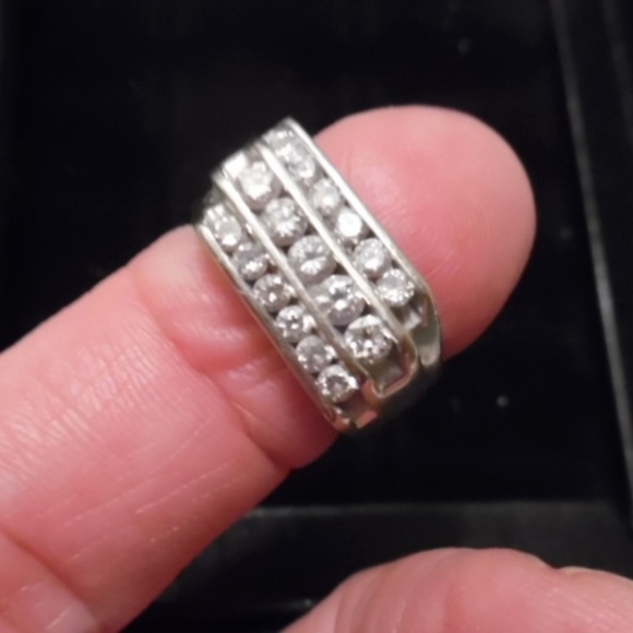 unbranded Jewelry - 14k wg 17  Diamond Pinky ring sz 6